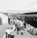 824745 Afbeelding van drukte met treinreizigers bij het in- en uitstappen bij een trein besrtaande uit een electrisch ...